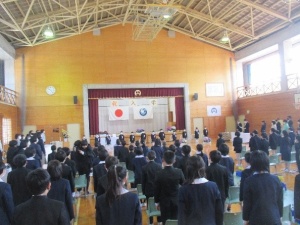 体育館で新入生と向かい合うように立つ在校生の写真