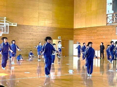 体育館で児童たちが縄跳びをしている写真