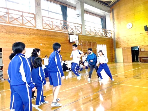 体育館で児童たちが長縄跳びをしている写真