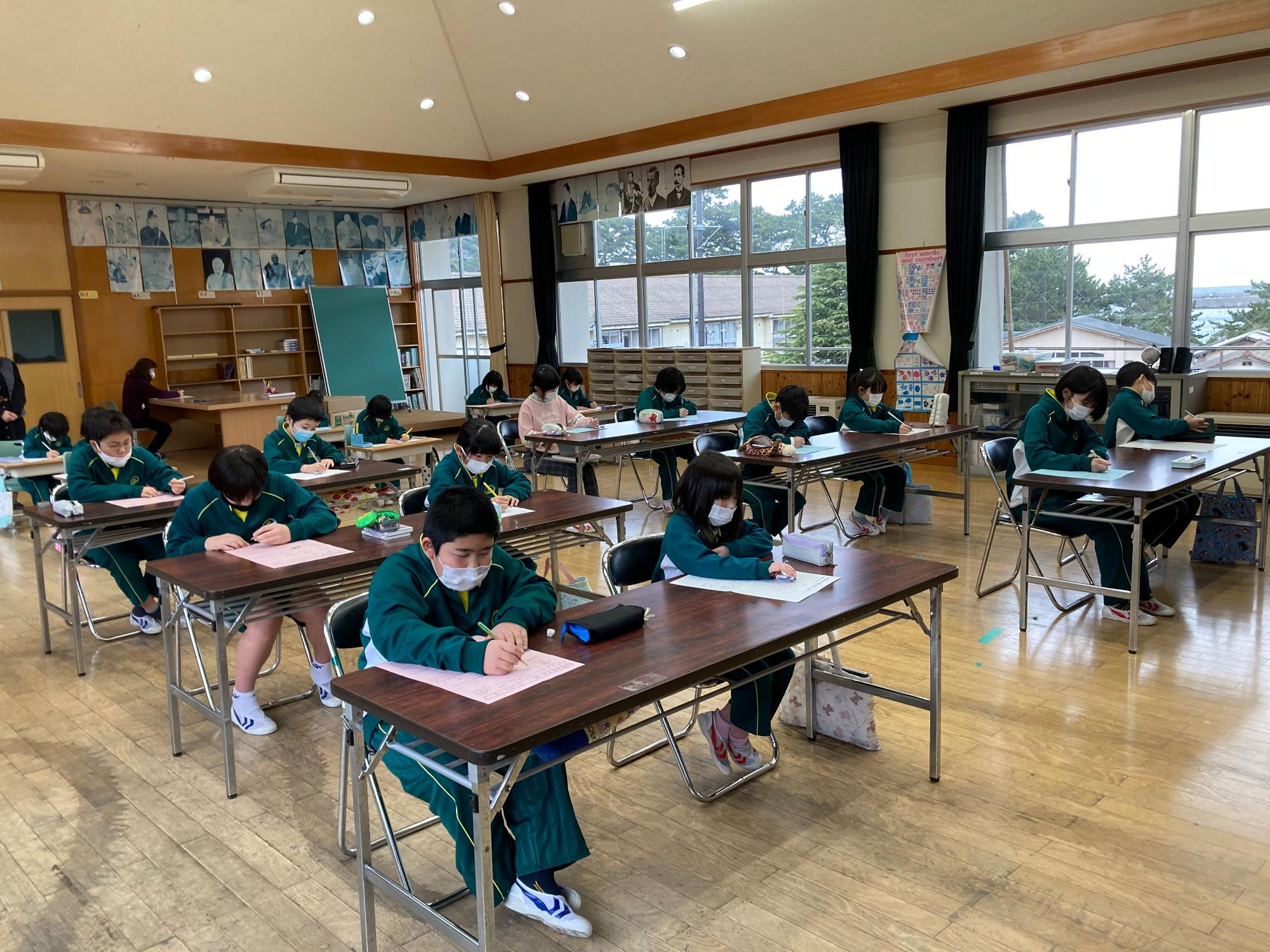 教室で児童たちがテストを受けている写真