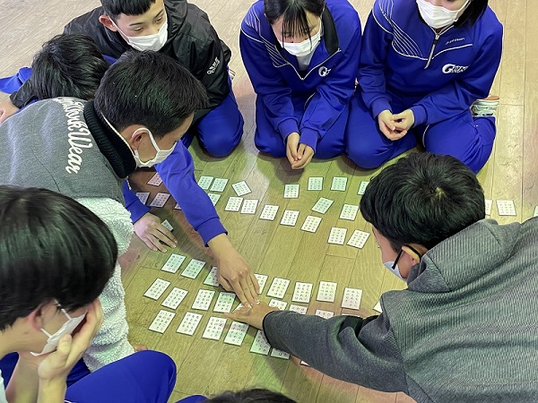 教室で生徒たちがかるたをしている写真