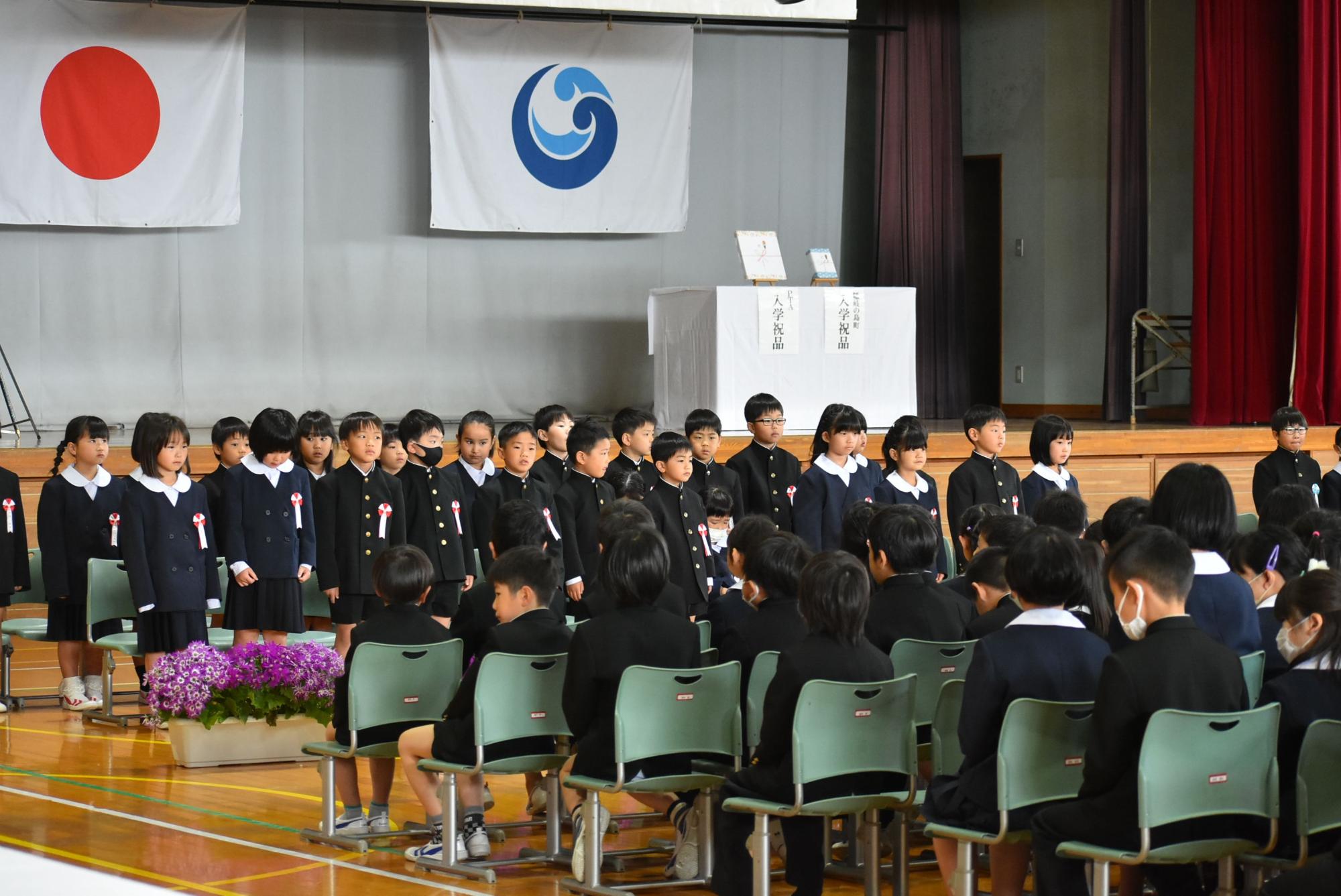 入学式で新入生が壇上前に整列している写真