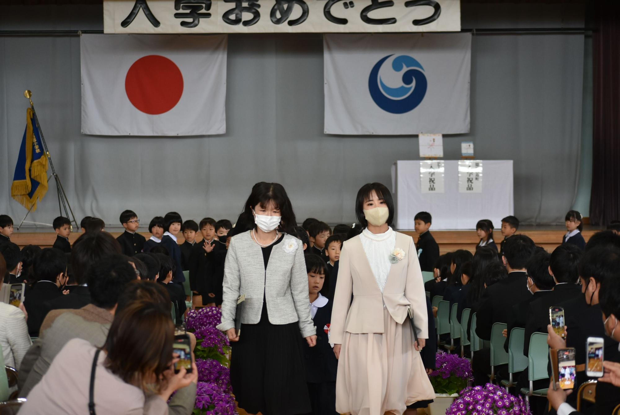 入学式で教員が入場する写真