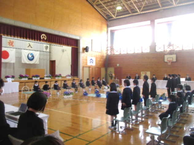体育館で新入生を迎える入学式の様子の写真