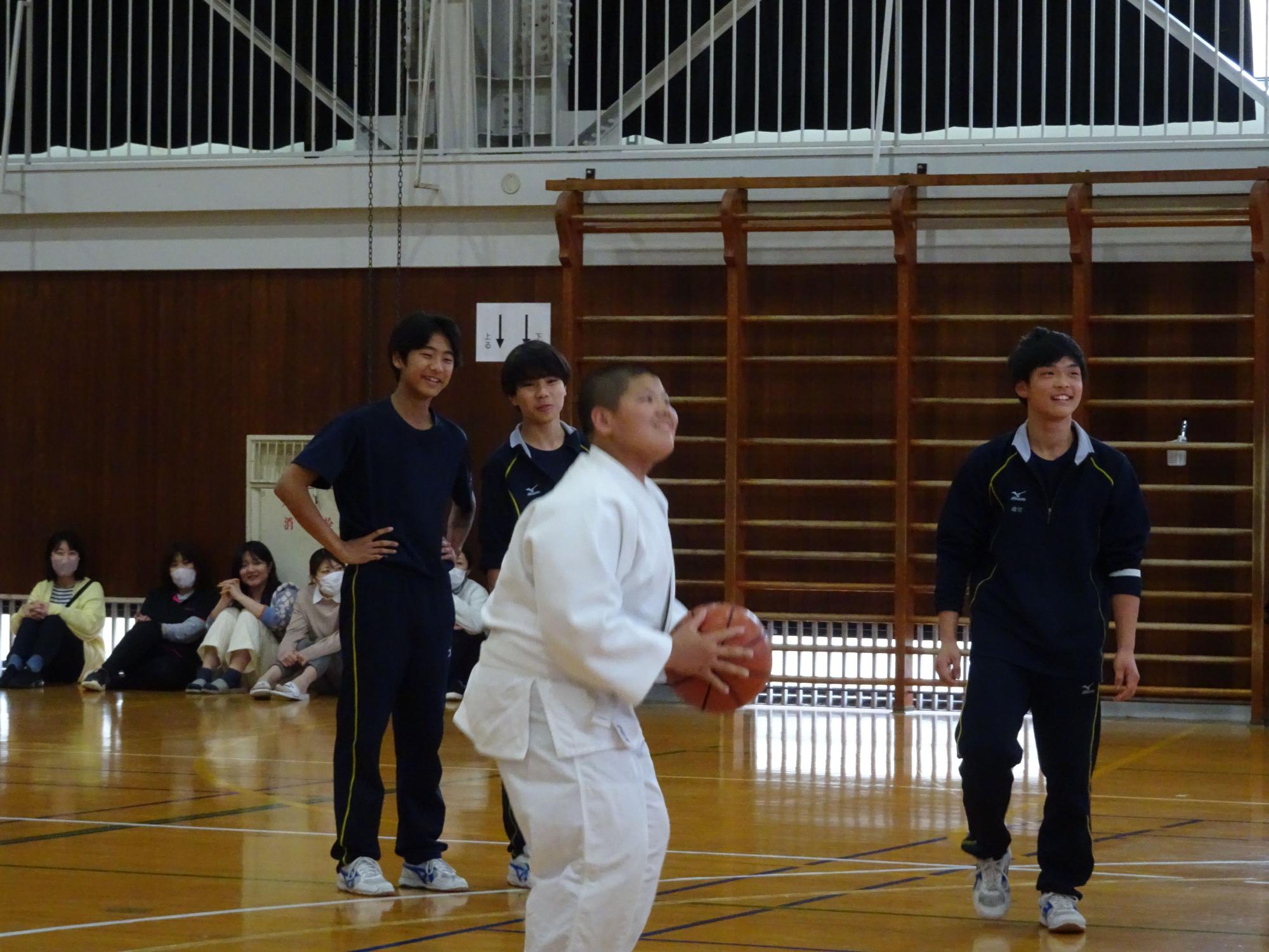 体育館で生徒がバスケットボールを楽しむ写真