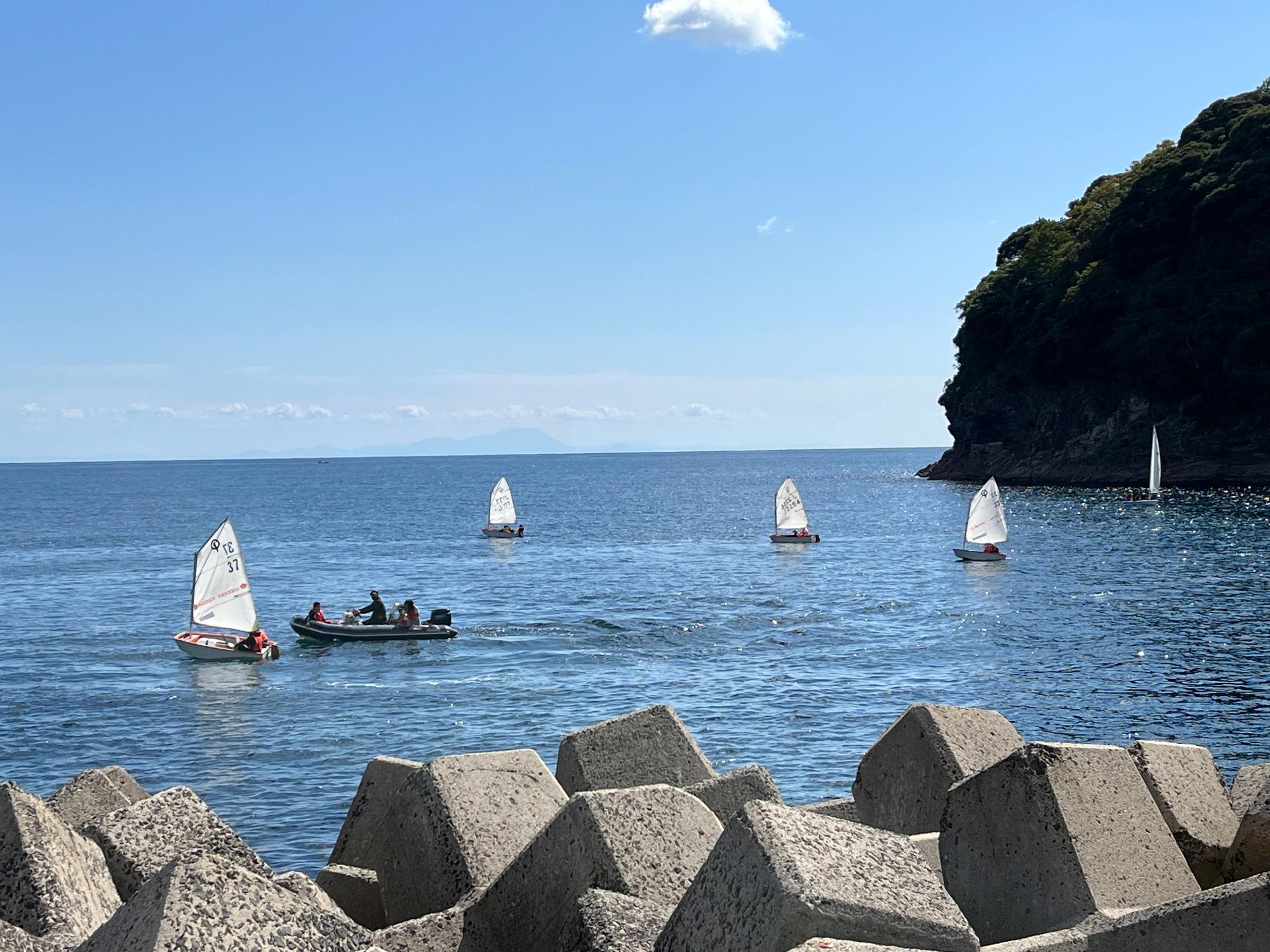 数隻のヨットや小舟が浮かぶ海の写真