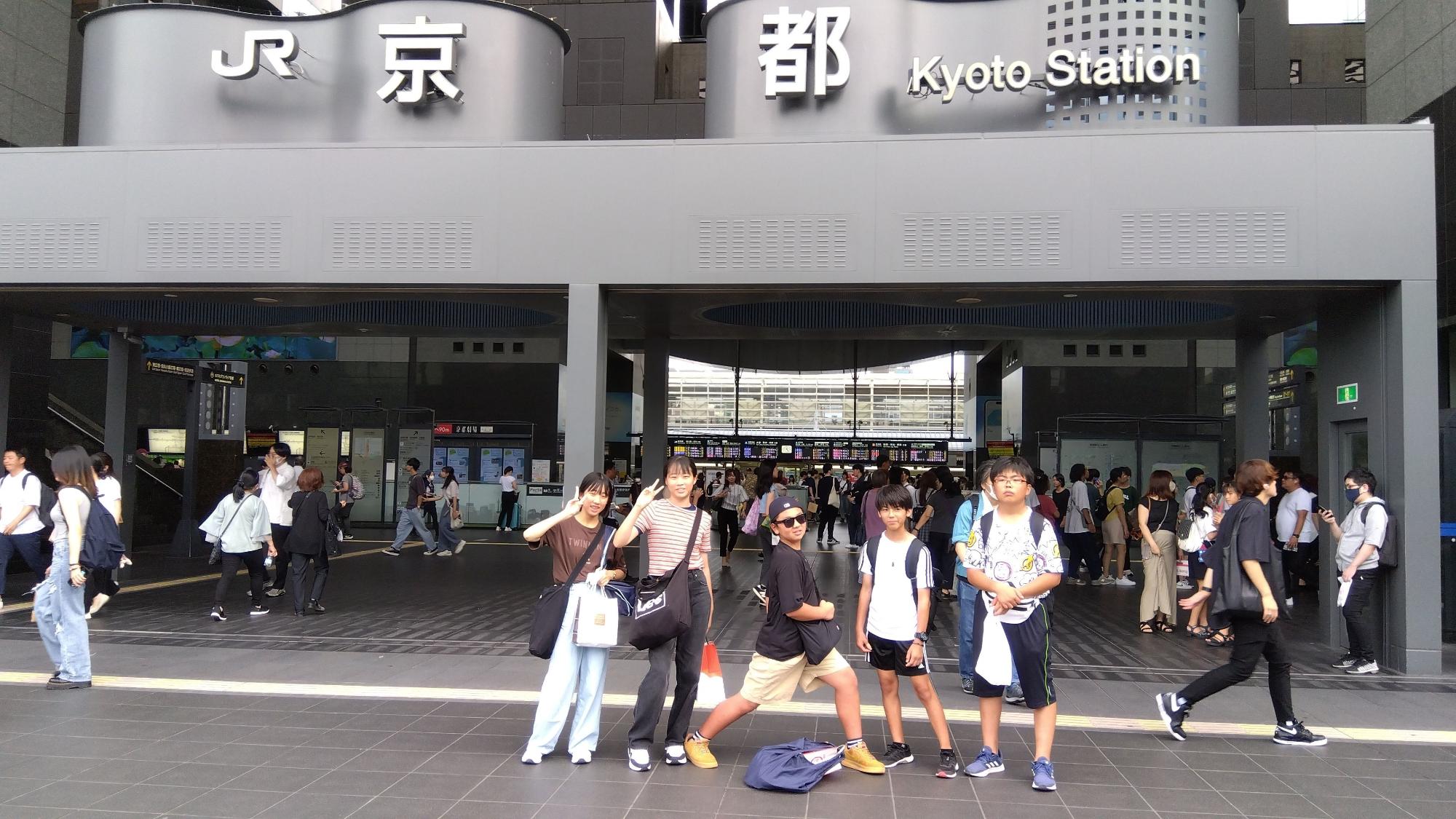京都駅前で生徒たちが集合写真を撮る写真