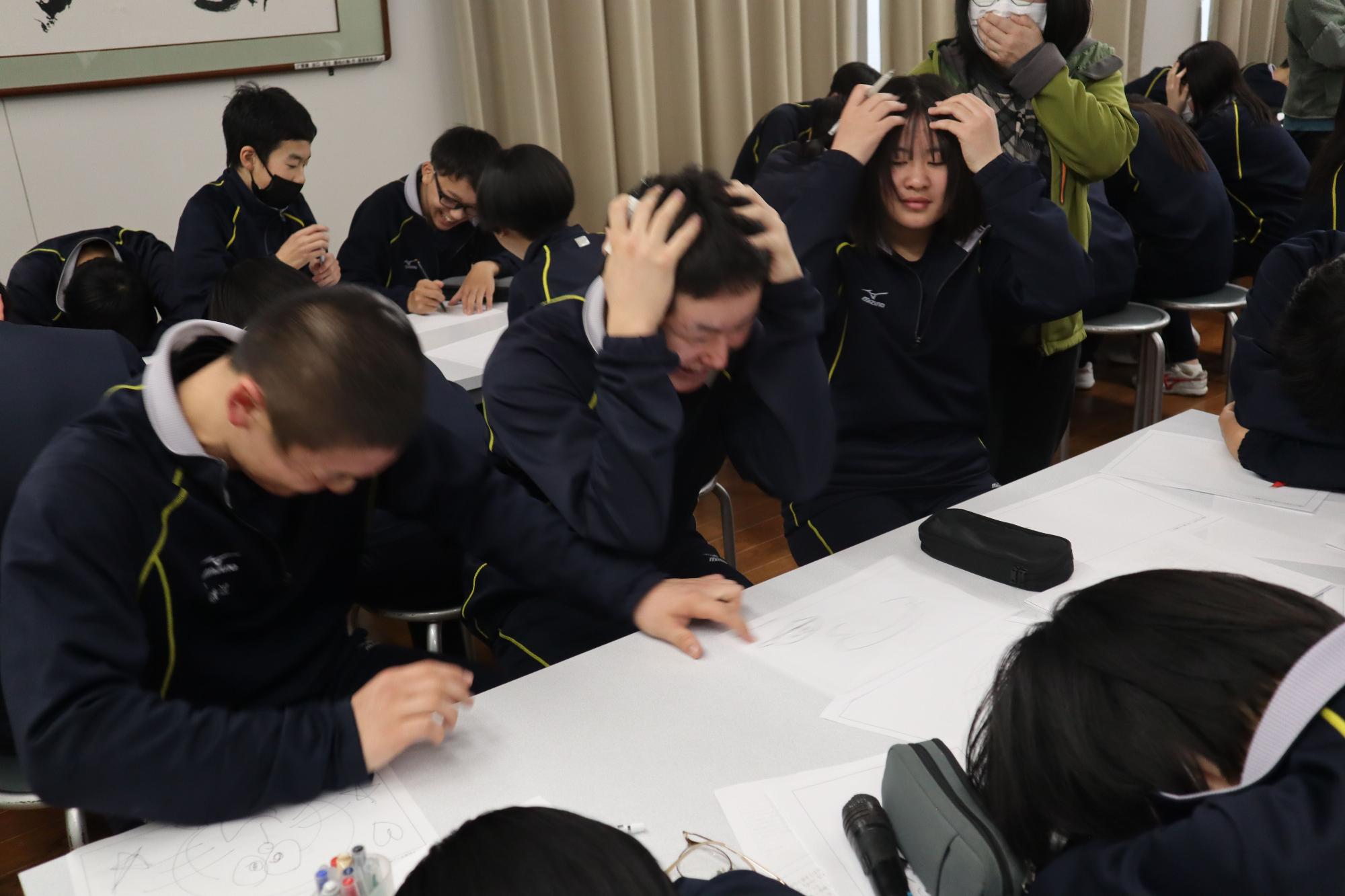 教室で生徒たちがグループワークに取り組む写真