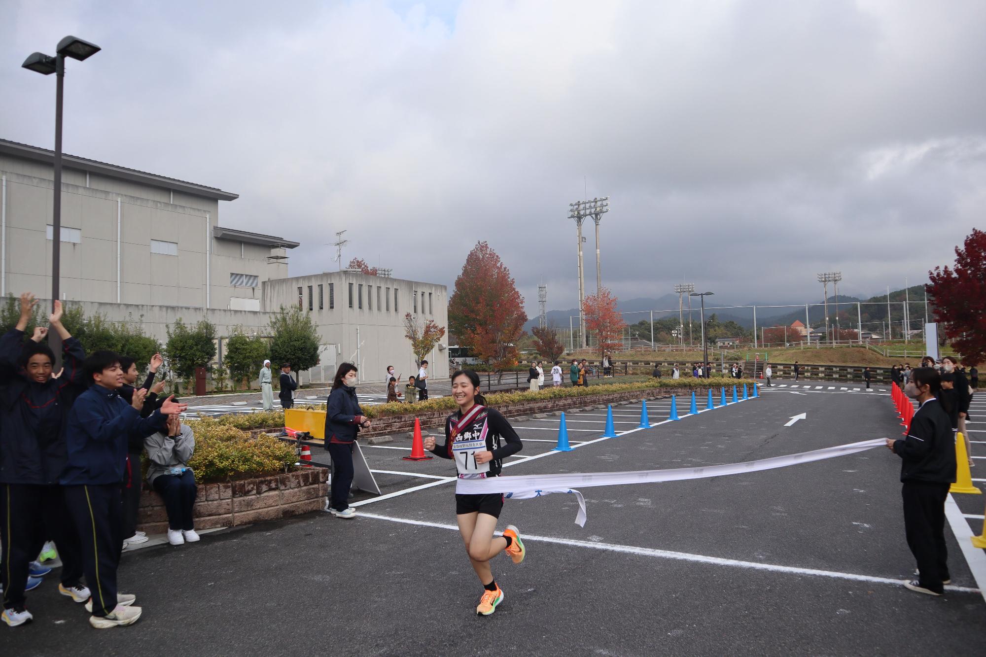 マラソン大会で生徒がゴールテープを切る写真