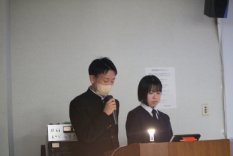 教室で生徒たちが発表原稿を読み上げている写真