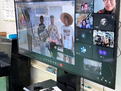 一台のテレビとその画面上に複数の人物が映っている様子の写真