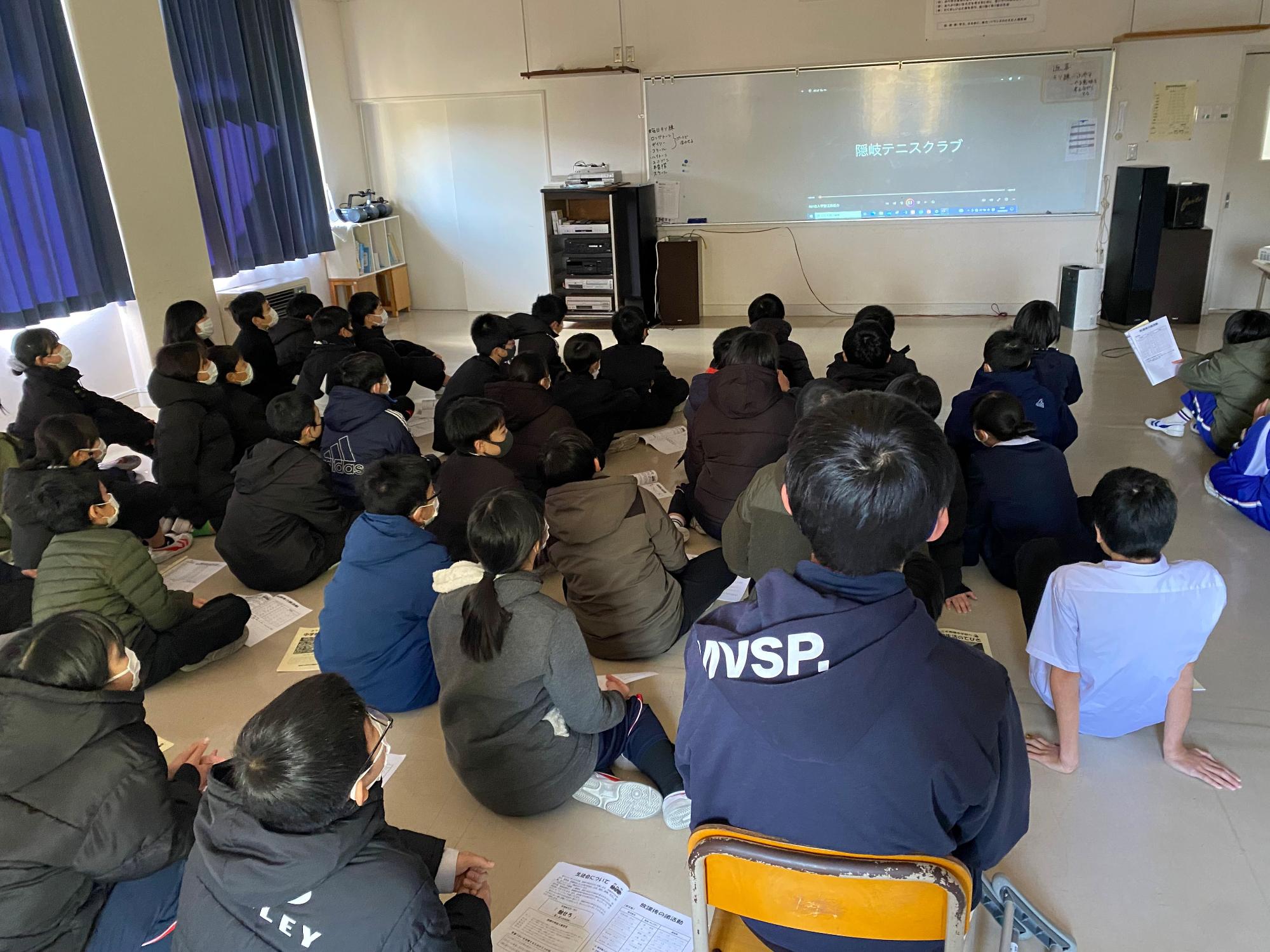 映像を視聴している児童たちと生徒たちの写真