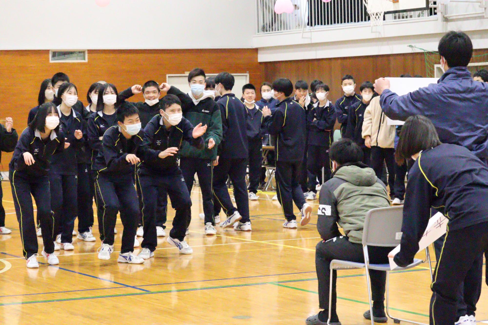 体育館で体操服を着た生徒たちがレクリエーション活動を楽しんでいる写真