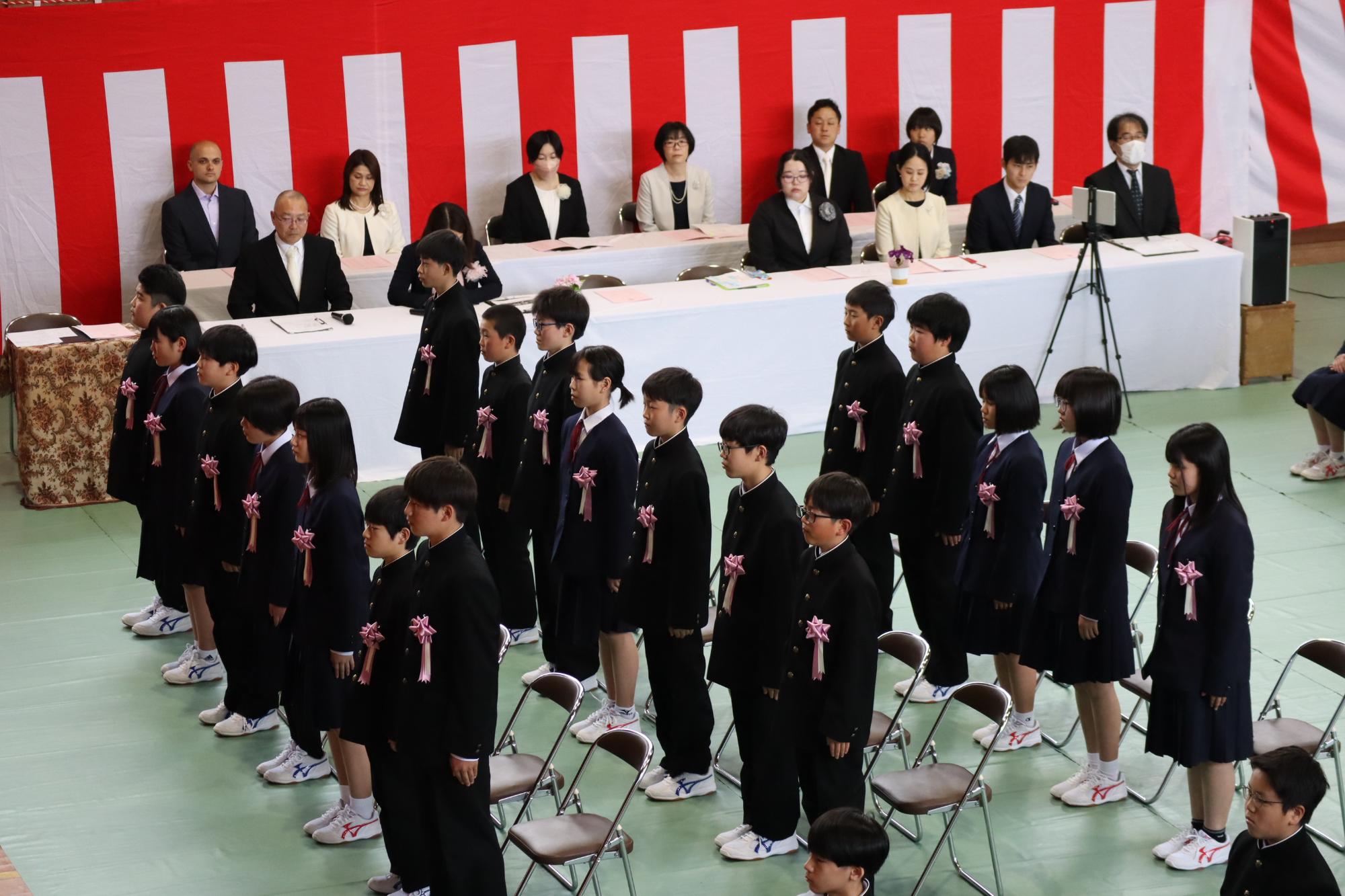 体育館で卒業式に臨む生徒たちが整列している写真