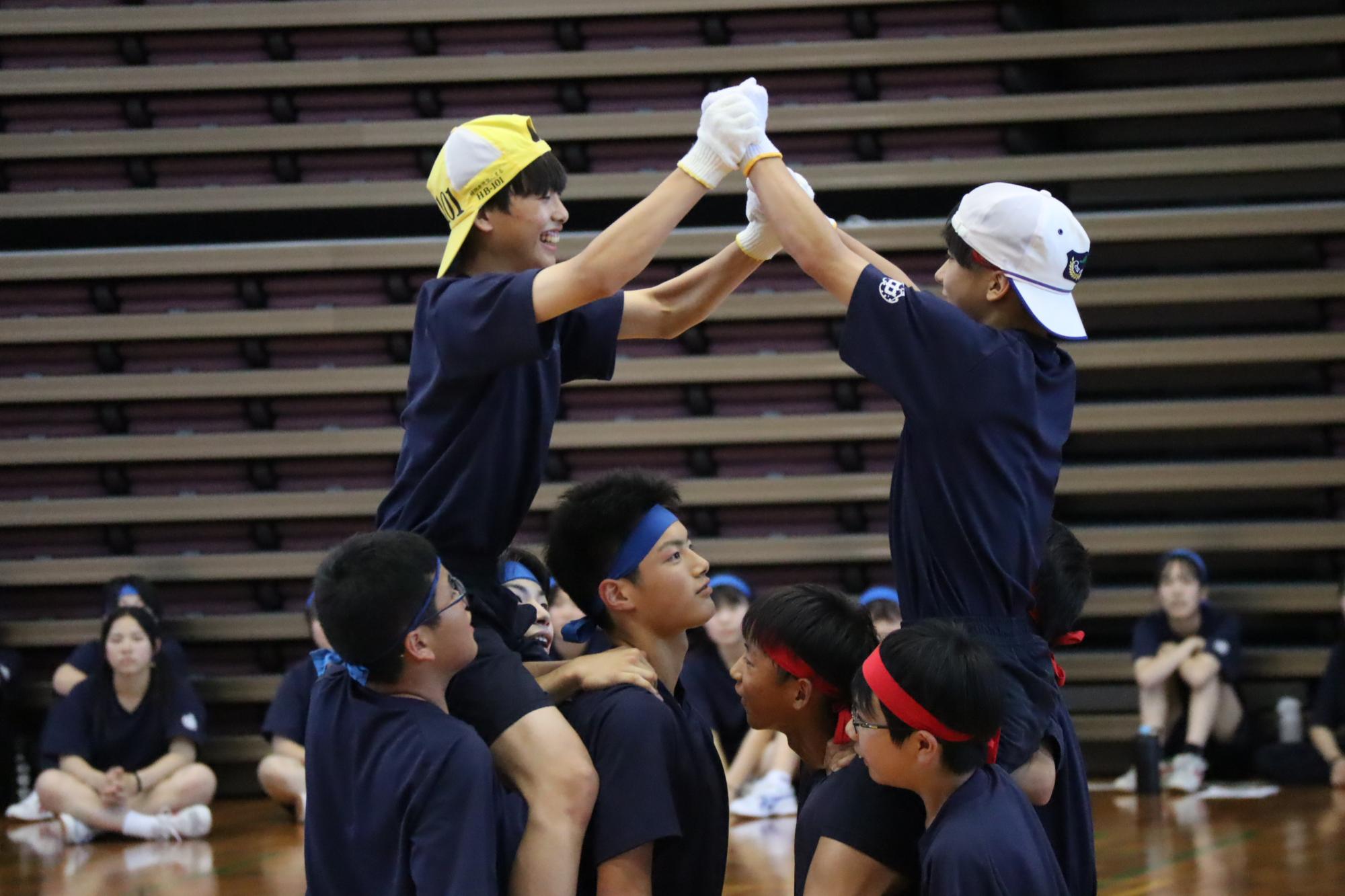 体育館で生徒たちが騎馬戦をしている写真