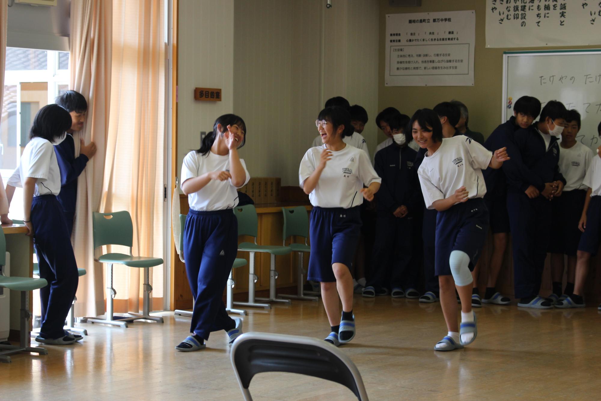 多目的室で生徒たちが笑顔で踊っている写真