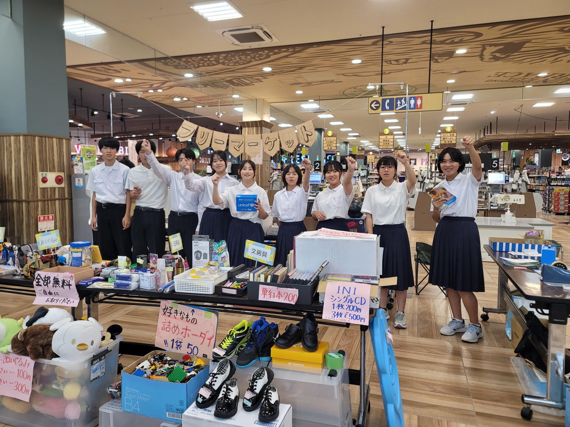 商業施設の一角でフリーマーケットの出店を行う生徒たちの写真