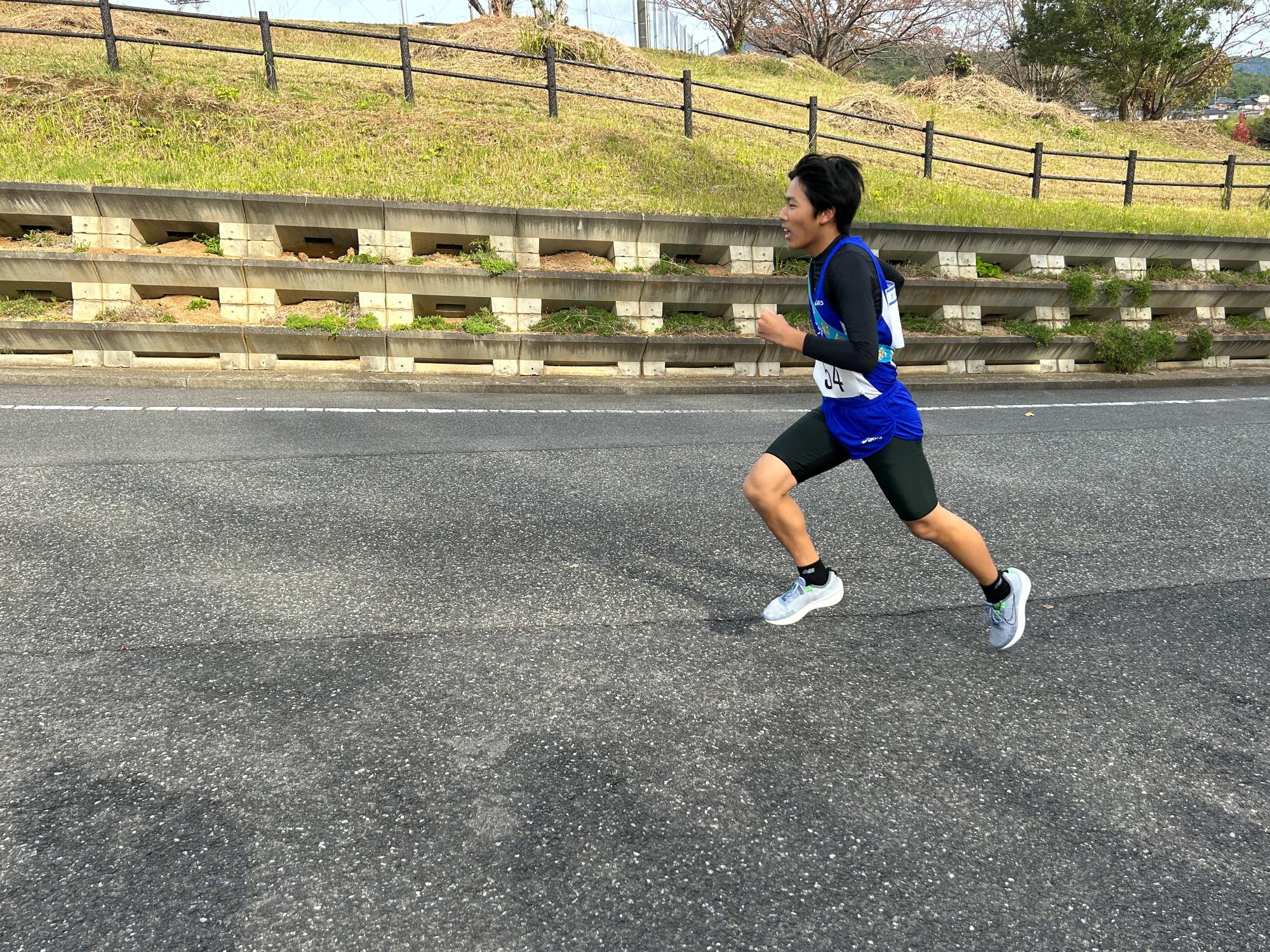 道路を力強く走る一人の生徒の写真
