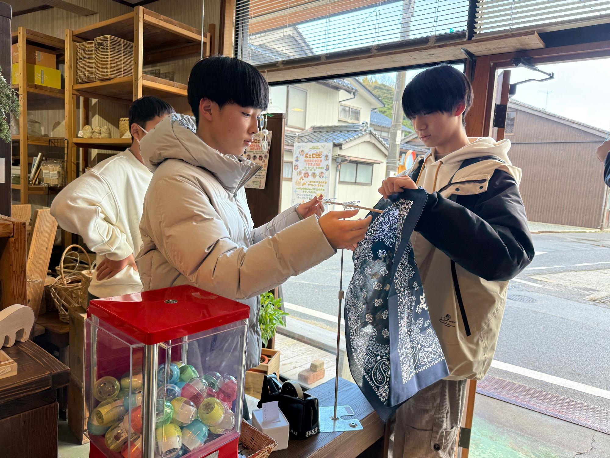 お店でイベントの装飾をする生徒たちの写真