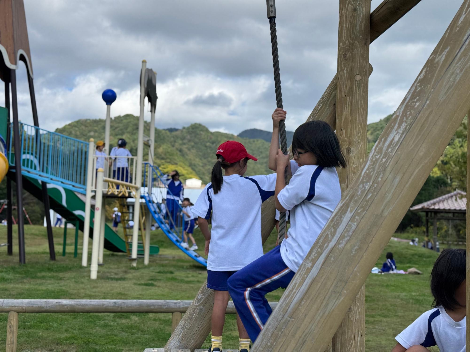公園の遊具で子どもたちが遊んでいる写真