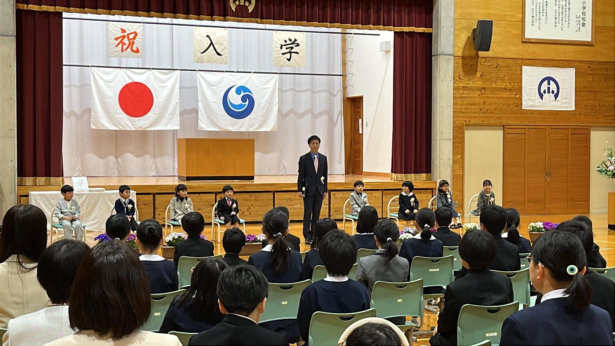 体育館で新入生と来賓が椅子に座り入学式が行われている写真