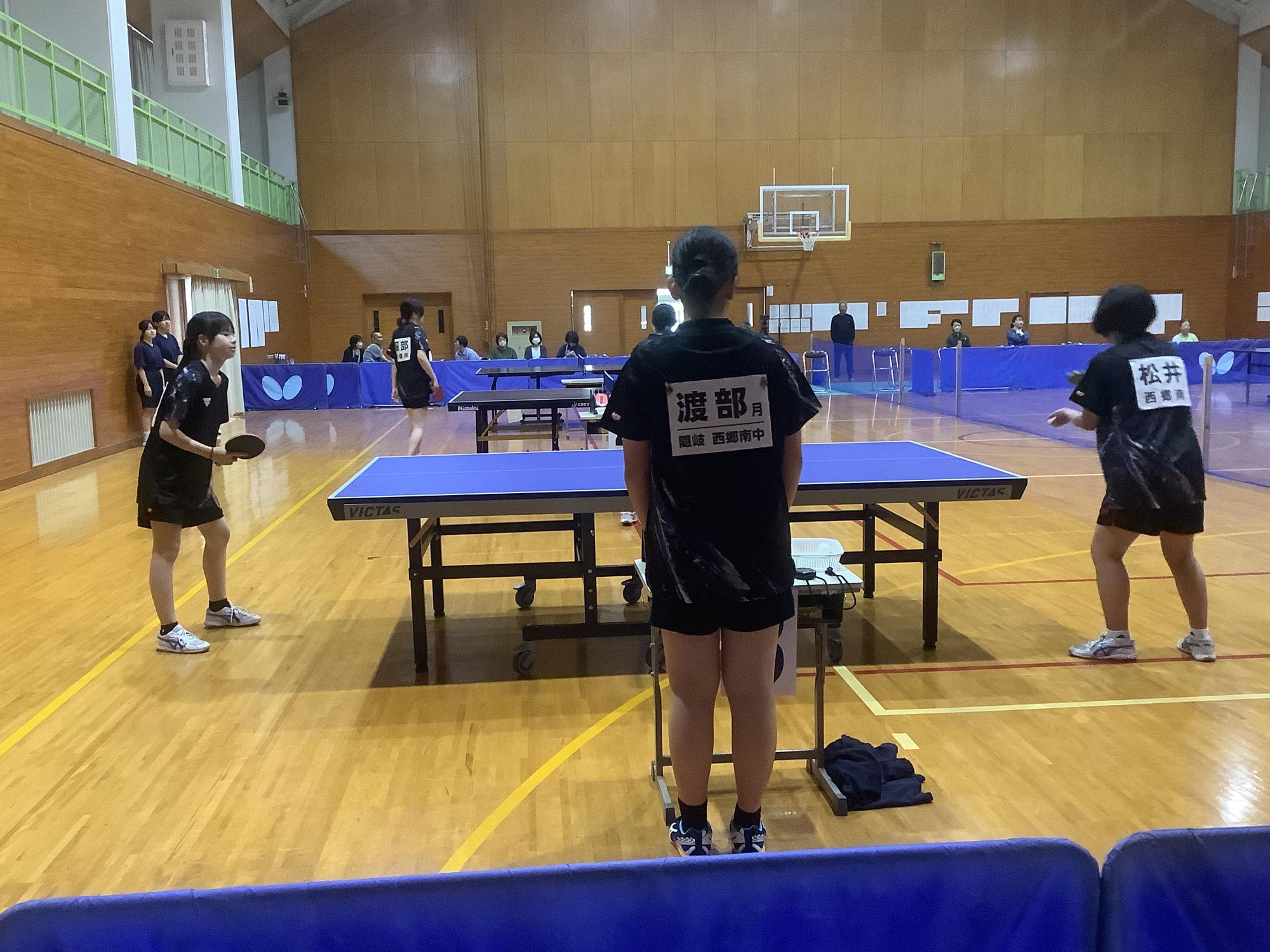 卓球の試合をする様子