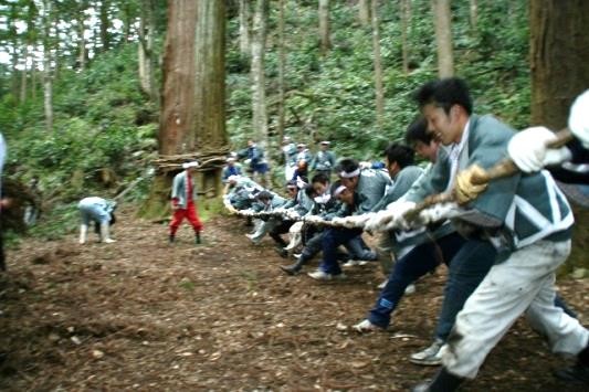 布施の山祭りにて帯締めが行われている写真