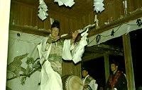 代神楽にて白い服装の人物が舞っている写真