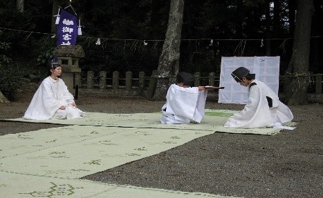 御客神社祭礼風流にて白い服装をした3人の人物の写真