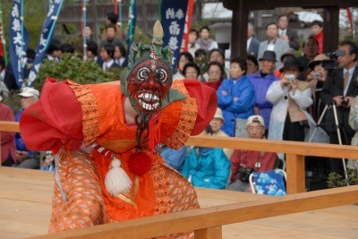 赤い面をつけて舞っている様子の、隠岐国分寺蓮華会舞の写真