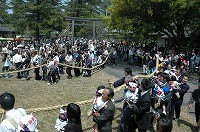 多くの人々が訪れている水若酢神社祭礼風流の写真
