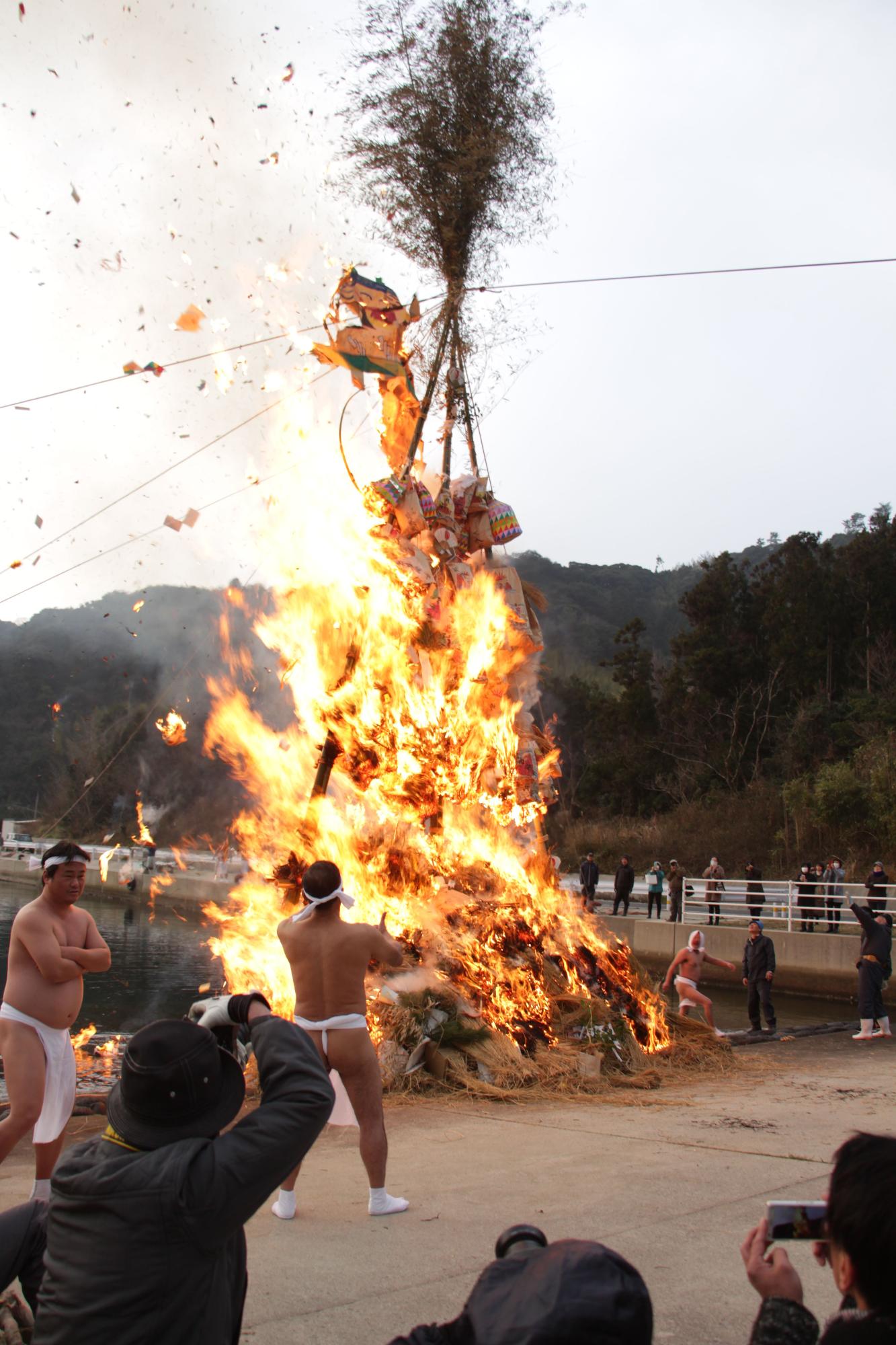 今津漁港にて、とんどが燃えあがっている写真