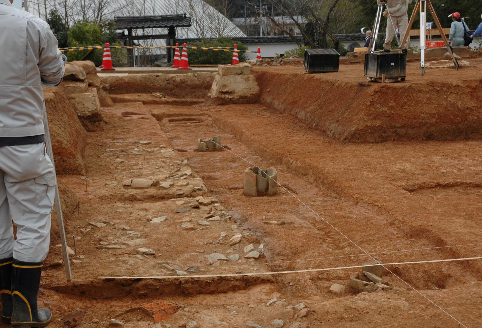 埋蔵文化財がある場所の測量調査を行っている写真