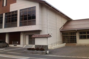 掲示板が設置されている今津町民体育館の外観の写真