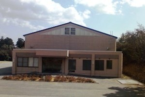 小豆色の外壁がある岬町民体育館の外観の写真