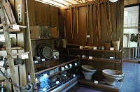 棚に並べられている隠岐島後の衣食住及び生産用具の写真