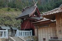 朱色の壁の白鳥神社本殿の写真
