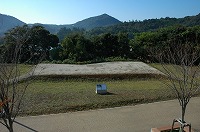 広い平らな地形に正方形の古墳がある大城遺跡の写真