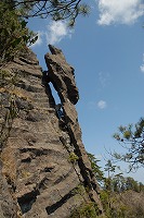 急な崖にしがみついているような形をしたトカゲ岩の写真