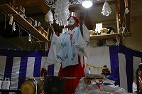 白い面をつけ、紅白の服装で舞っている様子の旧周吉郡東郷神楽の写真