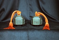 2つ並んでおかれている隠岐国駅鈴の写真