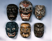 様々な色合いや表情の原田神楽の面の写真