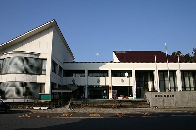 青空を背景にした隠岐島文化会館の外観の写真