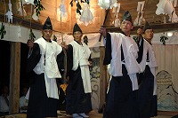 伊勢命神社で島後久見神楽の行われている様子の写真