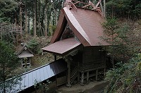 赤い屋根の高田神社の社殿の写真