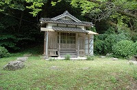 礎石が残る内側に小堂が建つ光山寺跡の写真