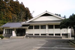 正面から撮影した西郷武道館の建物外観の写真