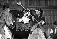 島後原田神楽のモノクロの写真