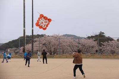 祝い凧を揚げている様子