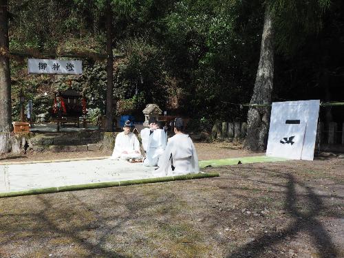 御客神社にて2人の脇神主が給仕より膳を据えられ饗膳の式を執り行う。